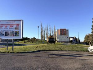 VENDRE - TERRAIN CONSTRUIT/CONSTRUCTIBLE DE 1884 m² SUR ROND-POINT AVEC PARKING PRIVATIF