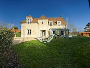 Maison contemporaine familiale de 388 m2 sur un terrain clos de