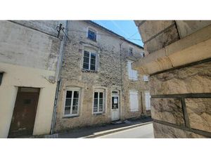 Au coeur du centre ville - grande maison de ville offrant quatre chambres  une courette  c