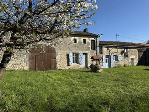 Ensemble immobilier en pierre à terminer dans un cadre magnifique