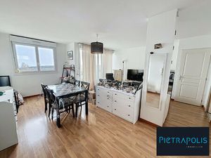 Dijon T2 dernier étage dans un cadre verdoyant