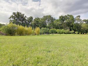 Grand terrain constructible viabilisé