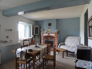 MAISON EN PIERRES DANS HAMEAU