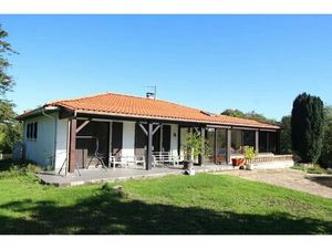 Maison individuelle de trois chambres avec studio d'une chambre  piscine et grand terrain