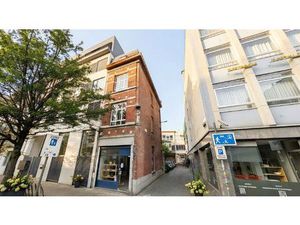 Opbrengsteigendom met 6 studentenkamers en commercieel.