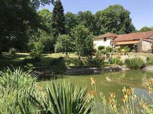Petite maison en pierre situé dans un hameau