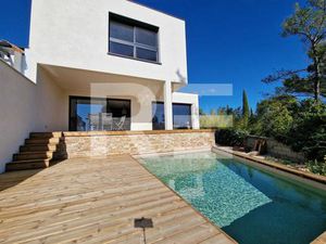 Nimes  Villa De 140m² Environ Avec Piscine Et Garage