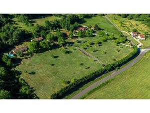 Calme absolu et vue dégagée pour cet ensemble immobilier de 5 maisons avec 4 piscines sur.