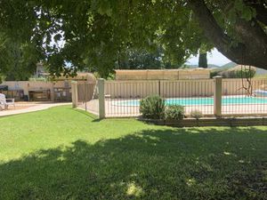 Villa de plain pied sur terrain avec piscine