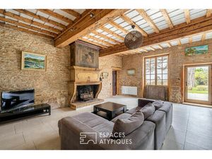 Maison en pierres dorées dans un château avec vue Mont-Blanc