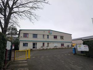 LOCAL MIXTE BUREAUX / ACTIVITÉ - PORTE SECTIONNELLE / PARKING / BUCHELAY (78) - AXE A13