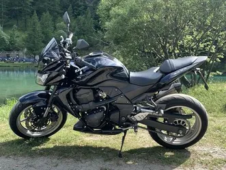 z750-2012-nero-lucido-scarico-akrapovic