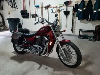 suzuki-vs800-intruder-comes-with-saddlebags-cover-and-helmets