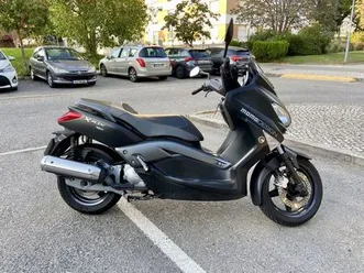 yamaha-x-max-125-momo-design-limited-edition-alvalade