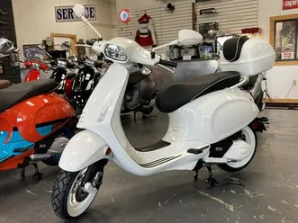 2023-vespa-sprint-150-s-white-out-edition
