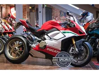 ducati-panigale-v4-speciale-magnesium-wheel-upgrade-akrapovic-exhaust-included