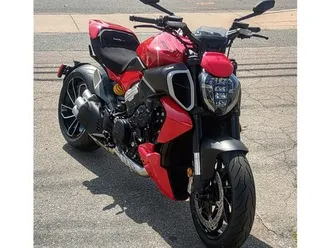 2024-ducati-diavel-v4-red