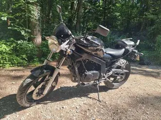 hyosung-gt-125-naked-bike-in-schwarz-gebraucht-in-furth-fur-eur-1-650