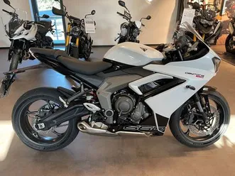 triumph-daytona-660-weiss-vorfuhrer