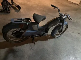 mobylette-motobecane-bleue-a-redemarrer