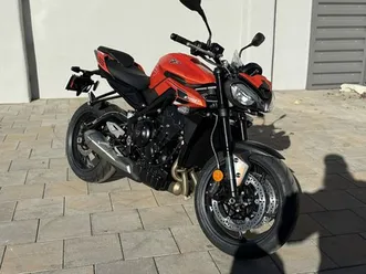 2025-triumph-street-triple-765-r-matte-baja-orange