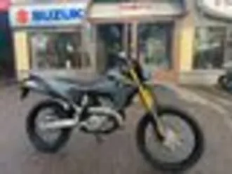 esillä myymälässä