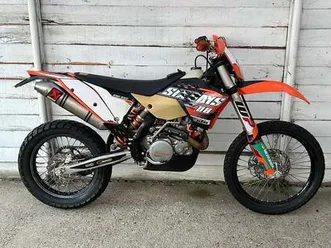 2009-ktm-530-exc-r-enduro-bike-being-prepped
