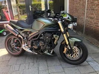 2-triumph-speed-triple-1050-kaki-mat-triumphkleur-28463km