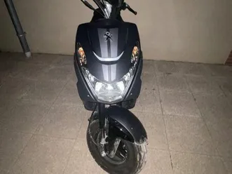 scooteur-peugeot-street-zone