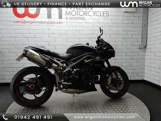 triumph-speed-triple-rs-1050-67-reg-8102-miles-arrow-exhausts-heated-grips