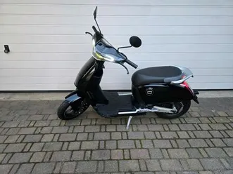 super-soco-cux-schwarz-e-roller-45-km