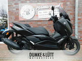 yamaha-x-max-125-tech-max-1-hand