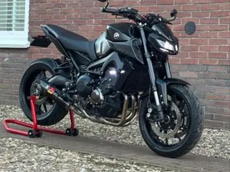 custom-yamaha-mt09-black-on-black-met-akrapovic-motoren-yamaha-marktplaats