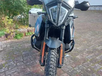 motorrad-ktm-890-adventure-mit-tieferlegung-und-viel-zubehor