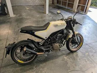 vitpilen-401-gekeurd-met-akrapovic-uitlaat