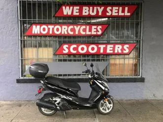 18-yamaha-smax-155-scooter-w-topbox