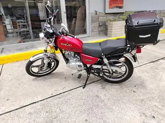 suzuki-gn-125-roja-con-maletero-tomcat-37-lt