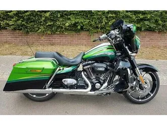 2-harley-davidson-street-glide-cvo-110-de-2012-avec-5000-km