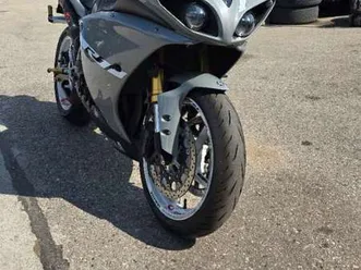 r1-rn22-big-bang-akrapovic-sonder-edition