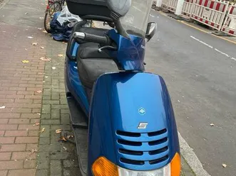 piaggio-roller-dunkelblau-hexagon