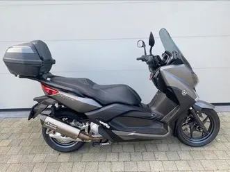 yamaha-xmax-125-met-akrapovic-uitlaat