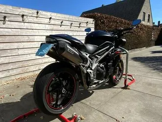 triumph-speed-triple-1050-rs