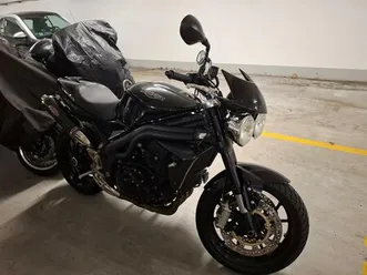 triumph-speed-triple-1050-tuev-neu-wenig-km