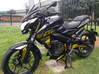 vendo-ns200-modelo-2021-carburada-con-varios-adicionales
