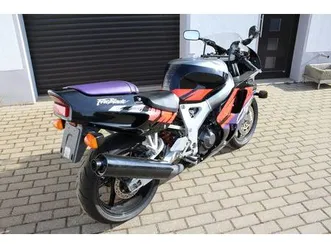 honda-cbr-900-rr-fireblade-sc28