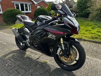 suzuki-gsx-r750-super-sports-petrol-manual-152-ps-749-cc