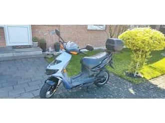 suzuki-katana-ay-50er-roller-2003-viele-neuteile-2-takt-lauft