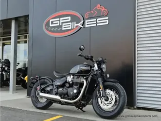 2025-triumph-bonneville-bobber-jet-black