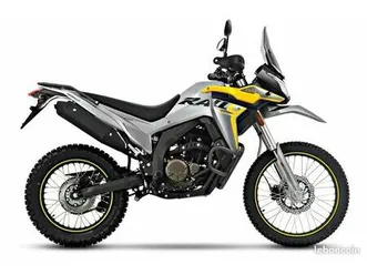 voge-300-rally-gris-jaune-premiere-main