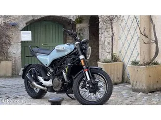 husqvarna-svartpilen-125-avec-nombreux-accessoires